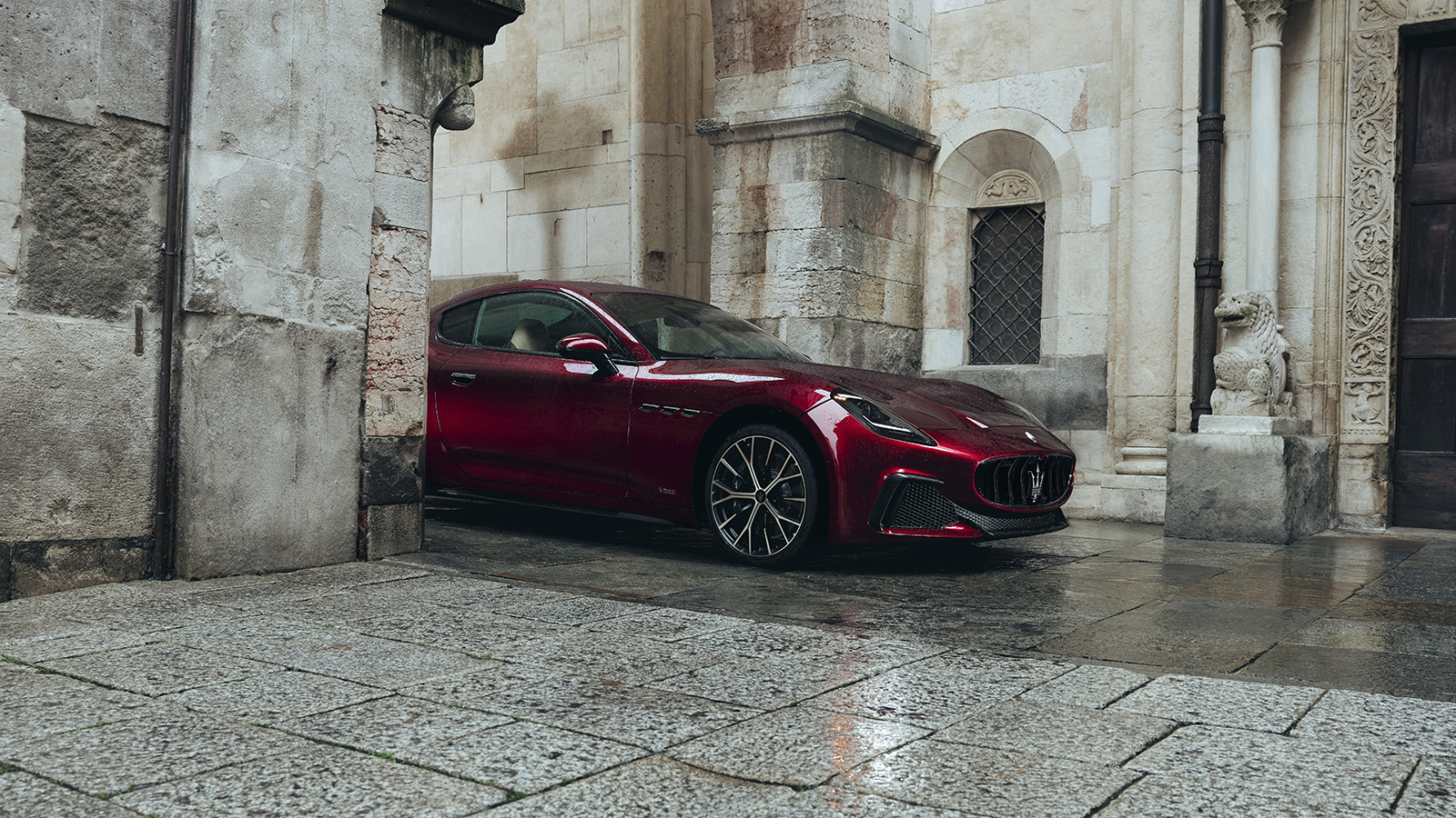 2 μοναδικές Maserati γιορτάζουν την επιστροφή της μάρκας στο σπίτι της